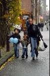 Amsterdam 18 november 2003
Angela Kluivert met 2 van haar kinderen