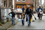 Amsterdam 18 november 2003
Angela Kluivert met 2 van haar kinderen