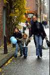 Amsterdam 18 november 2003
Angela Kluivert met 2 van haar kinderen