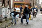 Amsterdam 18 november 2003
Angela Kluivert met 2 van haar kinderen