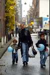 Amsterdam 18 november 2003
Angela Kluivert met 2 van haar kinderen
