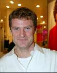 Amsterdam 29 november 2003
Bekende Nederlanders verkopen plastic tassen t.b.v. het aidsfonds.
Bart Oomen(amstel reclame)