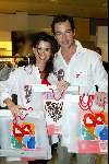 Amsterdam 29 november 2003
Bekende Nederlanders verkopen plastic tassen t.b.v. het aidsfonds.
Caroline de Bruijn en Erik de Vogel