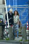 Amsterdam 8 november 2003
Katja Schuurmans en Chris Zegers wandelend op de pc hooftstraat