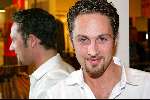 Amsterdam 29 november 2003
Bekende Nederlanders verkopen plastic tassen t.b.v. het aidsfonds.
Christophe Haddad