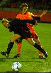 Eindhoven, 22 november 2003
Interland damesvoetbal Nederlnad-Belgie, eindstand 3-0
Daphne Koster in duel met Fanny Kimpe