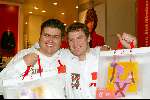 Amsterdam 29 november 2003
Bekende Nederlanders verkopen plastic tassen t.b.v. het aidsfonds.
Bart Oomen(amstel reclame) en Edward Stelder