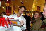 Amsterdam 29 november 2003
Bekende Nederlanders verkopen plastic tassen t.b.v. het aidsfonds.
Erik de Vogel