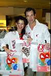 Amsterdam 29 november 2003
Bekende Nederlanders verkopen plastic tassen t.b.v. het aidsfonds.
Caroline de Bruijn en Erik de Vogel