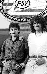 eindhoven, 28 mei 1986
Gerald Vanenburg tekent zijn eerste kontrakt bij PSV
Hier samen met Ruud Gullit die in 1985 bij de eindhovense club is gekomen