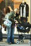 Amsterdam 8 november 2003
Guusje Nederhorst katja schuurman met kinderwagen op de pc hooftstraat