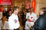 Amsterdam 29 november 2003
Bekende Nederlanders verkopen plastic tassen t.b.v. het aidsfonds.
Hans Cornelisse