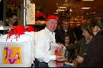 Amsterdam 29 november 2003
Bekende Nederlanders verkopen plastic tassen t.b.v. het aidsfonds.
Harry Slinger