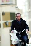 Amsterdam 28 november 2003
Hennie Vrienten boodschappen doen op fiets