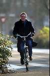 Amsterdam 28 november 2003
Hennie Vrienten boodschappen doen op fiets