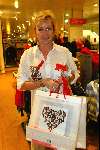 Amsterdam 29 november 2003
Bekende Nederlanders verkopen plastic tassen t.b.v. het aidsfonds.
Inge Iepenburg