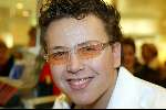 Amsterdam 29 november 2003
Bekende Nederlanders verkopen plastic tassen t.b.v. het aidsfonds.
Jamai