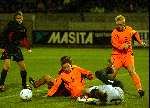 Eindhoven, 22 november 2003
Interland damesvoetbal Nederlnad-Belgie, eindstand 3-0
(9) Jessica Torny en rechts (3) Marloes de Boer