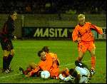 Eindhoven, 22 november 2003
Interland damesvoetbal Nederlnad-Belgie, eindstand 3-0
(9) Jessica Torny en rechts (3) Marloes de Boer