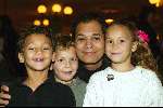 Kaatsheuvel 7 november 2003
premiere doornroosje in dce efteling
John Jones met kinderen