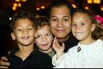 Kaatsheuvel 7 november 2003
premiere doornroosje in dce efteling
John Jones met kinderen