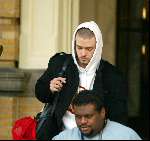 Amsterdam 28 november 2003
Justin Timberlake vertrekt met 2 bussen vanaf het Amstel Hotel naar concert in Arnhem