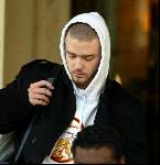 Amsterdam 28 november 2003
Justin Timberlake vertrekt met 2 bussen vanaf het Amstel Hotel naar concert in Arnhem