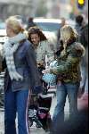 Amsterdam 8 november 2003
Katja Schuurman met kinderwagen en Guusje Nederhorst op pc hooftstraat