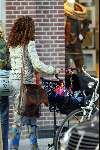 Amsterdam 8 november 2003
Katja Schuurman met kinderwagen op pc hooftstraat