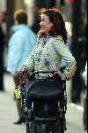 Amsterdam 8 november 2003
Katja Schuurman met de kinderwagen op pc hooftstraat