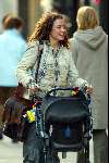 Amsterdam 8 november 2003
Katja Schuurman achter de kinderwagen op pc hooftstraat