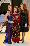 Gouda  17 november 2003
Premiere hemelbed 
Liesbeth List met dochter (links)