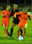 Eindhoven, 22 november 2003
Interland damesvoetbal Nederlnad-Belgie, eindstand 3-0
Manoe Meulen (5) spelend voor Braakhuizen geheel links Marieke Ran in het midden (11) Inge Hendrix