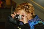 Utrecht 9 november 2003
Premiere Mama Mia in Utrec ht
Mariska v Kolck met digitale camera