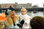 Amsterdam 16 november 2003
Aankomst sinterklaas bij scheepvaartmuseum.
Mary Borsato met kleindochter