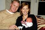 Castricum 27 november 2003
Nicky LaCroix en Frank la Croix met hun zoontje Oliver en met opa Henny Huisman.