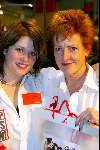 Amsterdam 29 november 2003
Bekende Nederlanders verkopen plastic tassen t.b.v. het aidsfonds.
Pamela Teves en Fem Petraeus