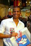 Amsterdam 29 november 2003
Bekende Nederlanders verkopen plastic tassen t.b.v. het aidsfonds.
Perry Dossett
