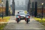 Den haag 10 november 2003
Prins Friso vertrekt bij huis ten bosch
met politie op motor