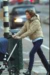 Amsterdam 7 november 2003
Prinses Marilene en Prinses Anna lopen naar school met kinderwagen met Prins lucas daarin