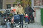 Amsterdam 7 november 2003
Prinses Marilene en Prinses Anna lopen naar school met kinderwagen met Prins lucas daarin