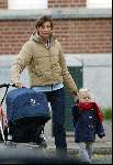 Amsterdam 7 november 2003
Prinses Marilene en Prinses Anna lopen naar school met kinderwagen met Prins lucas daarin
