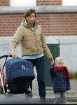 Amsterdam 7 november 2003
Prinses Marilene en Prinses Anna lopen naar school met kinderwagen met Prins lucas daarin