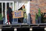 Vinkeveen 9 november 2003
Rachel Hazes en haar vader aan het verhuizen op buitenborgh
