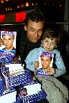Amstelveen 26 november 2003
Presentatie boek Robert Schoemacher bij Special Sports.
Robert Schoemacher met zijn zoontje Moos