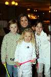 Kaatsheuvel 7 november 2003
Premiere doornroosje in dce efteling
Rosanna Lima met kinderen