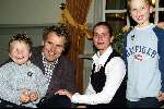Kaatsheuvel 7 november 2003
premiere doornroosje in dce efteling
Toine v Peperstraaten met vrouw en kinderen