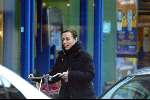 Amsterdam 6 november 2003
Trijntje Oosterhuis met gsm en fiets