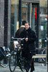 Amsterdam 6 november 2003
Trijntje Oosterhuis met gsm en fiets