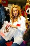 Amsterdam 29 november 2003
Bekende Nederlanders verkopen plastic tassen t.b.v. het aidsfonds.
Yorinde Mol